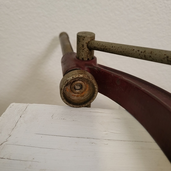 "Wesglasco" antique cast iron bottle capper in red - Picture 10 of 12